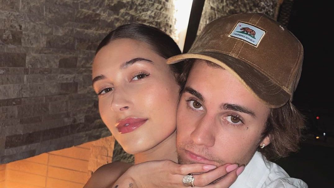 Tegaskan Bukan Hamil, Hailey Bieber Ungkap Idap Kista Ovarium