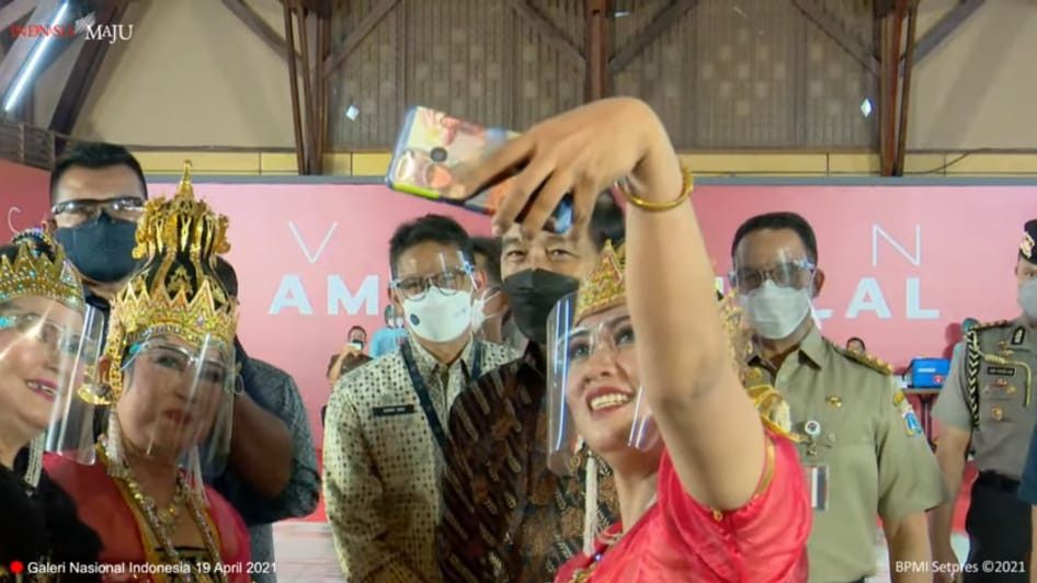 Momen Anies-Sandiaga Reunian saat Dampingi Jokowi Tinjau Vaksinasi