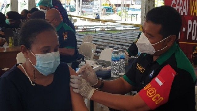 Vaksinator Akui Kesulitan Vaksinasi COVID-19 Warga Asli Papua Akibat Hoaks