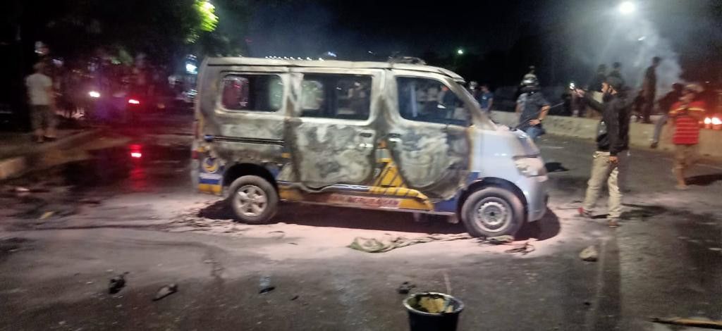 Buntut Demo Ricuh di Makassar, Ambulans dan Kantor NasDem Terbakar