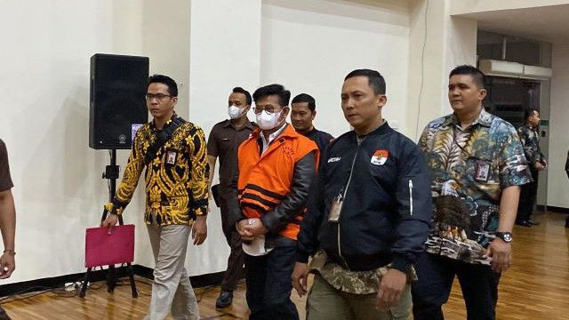 Pakai Rompi Oranye, KPK Resmi Tahan Syahrul Yasin Limpo