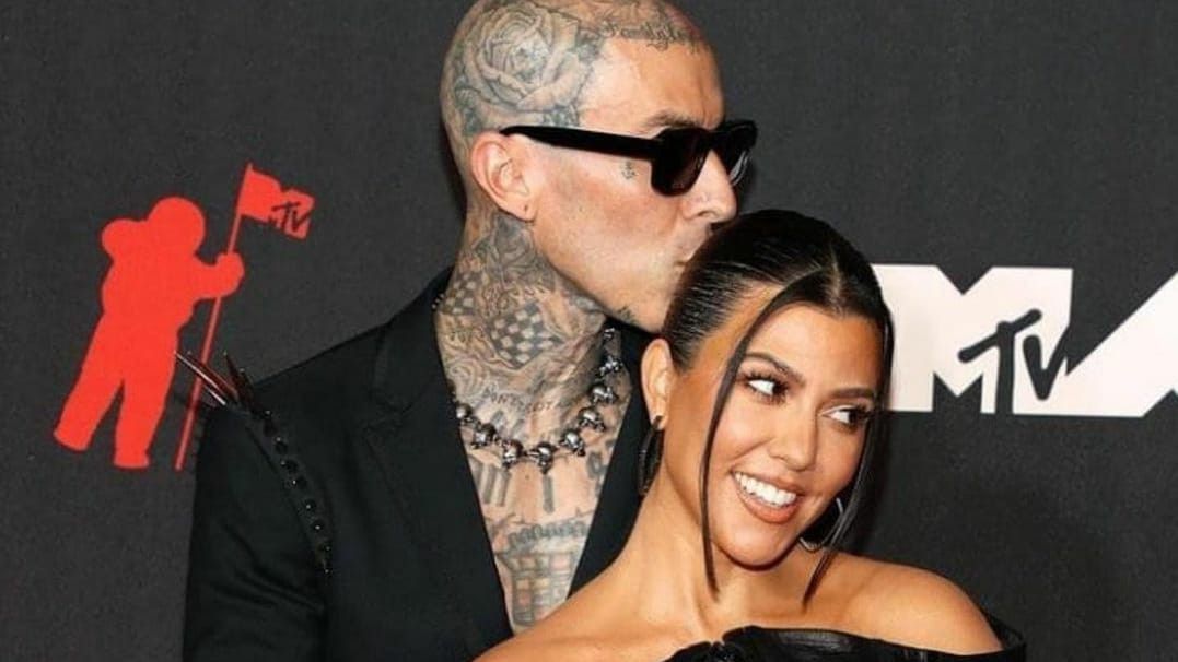 Pamer Foto Cium Kaki Kourtney Kardashian, Travis Barker Dihujat: Menjijikkan