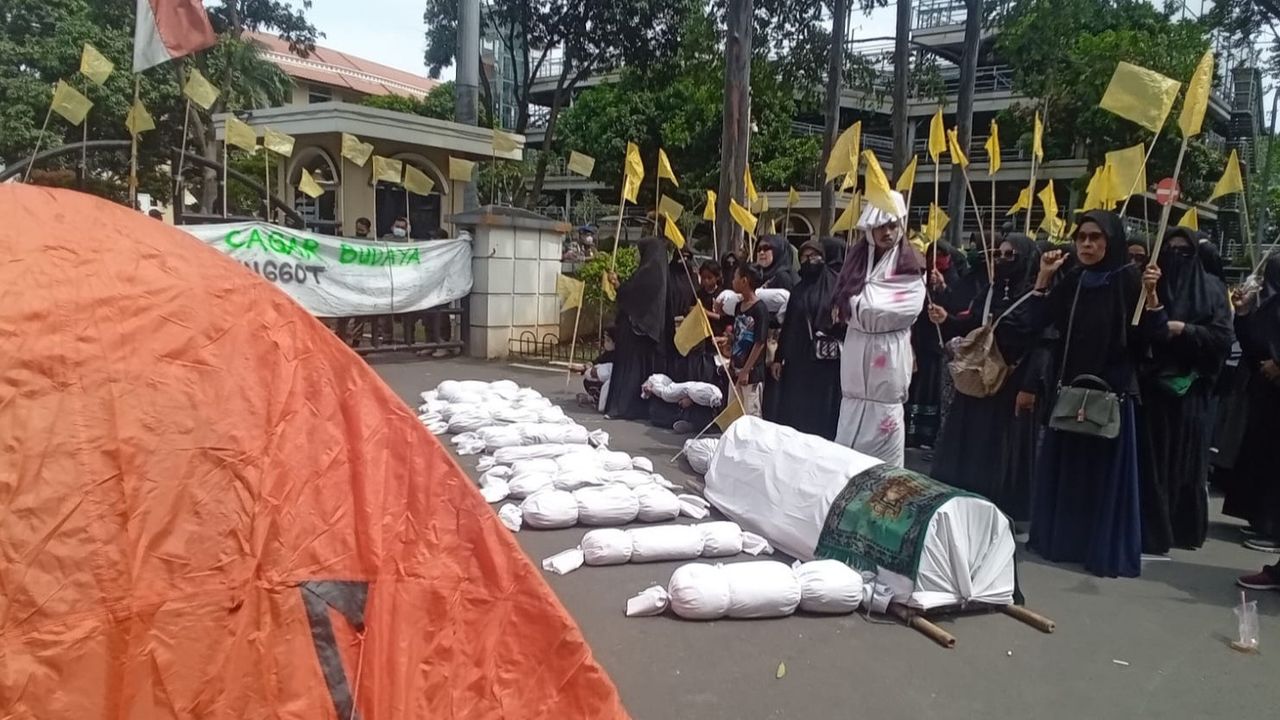 Innalilahi! Kantor Pemkot Tangerang Dipenuhi Puluhan Pocong dan Bendera Kuning