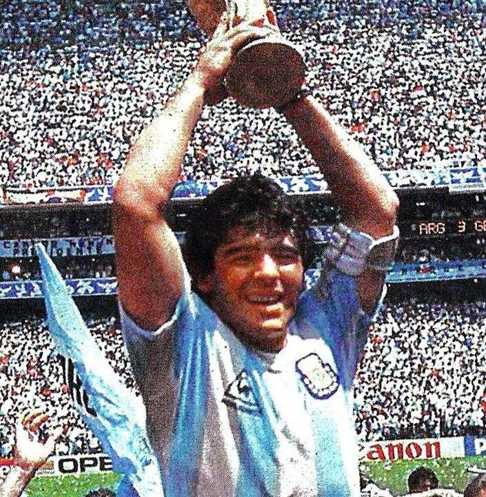 Diego Maradona dan trofi Piala Dunia 1986