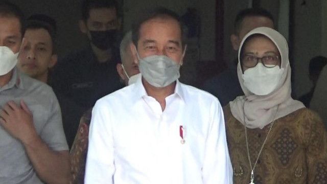 Terbang ke Yogyakarta, Jokowi Jengkuk Cak Nun di Rumah Sakit