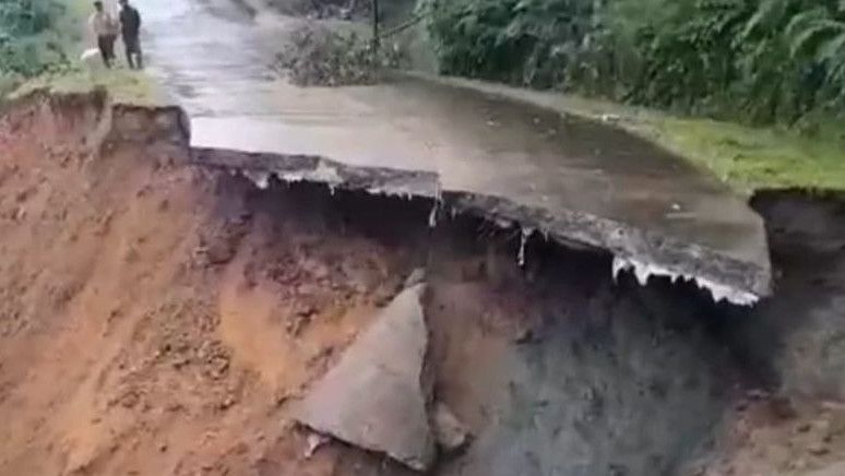 Akibat Tanah Longsor, Jaln Menuju Wisata Negeri di Atas Awan di Lebak Terputus