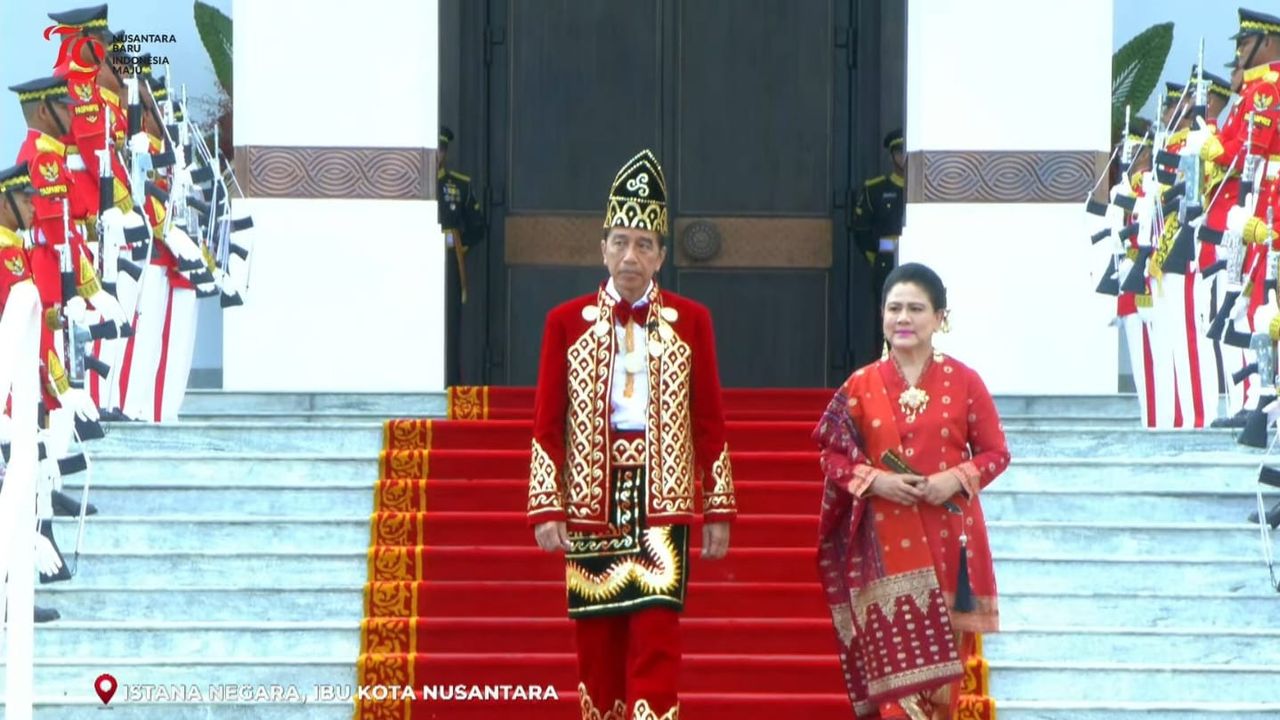 Upacara Penurunan Bendera HUT ke-79 RI: Jokowi Pakai Baju Adat Banjar, Ma'ruf Amin Berjas Hitam