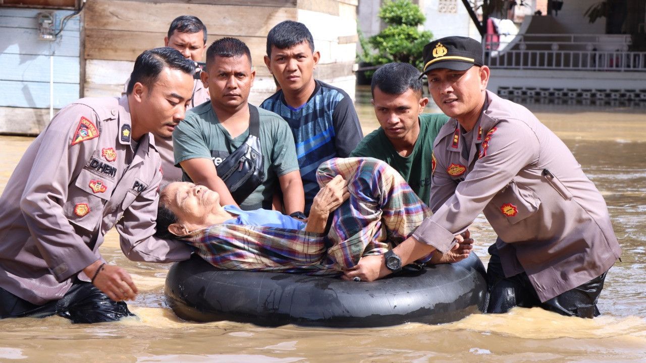 Momen Polisi Evakuasi Lansia Terjebak Banjir di Langsa Aceh