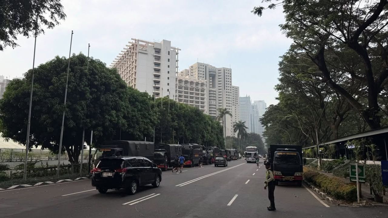 Publik Resah dengan Mobil Polisi yang Parkir Sembarangan di GBK
