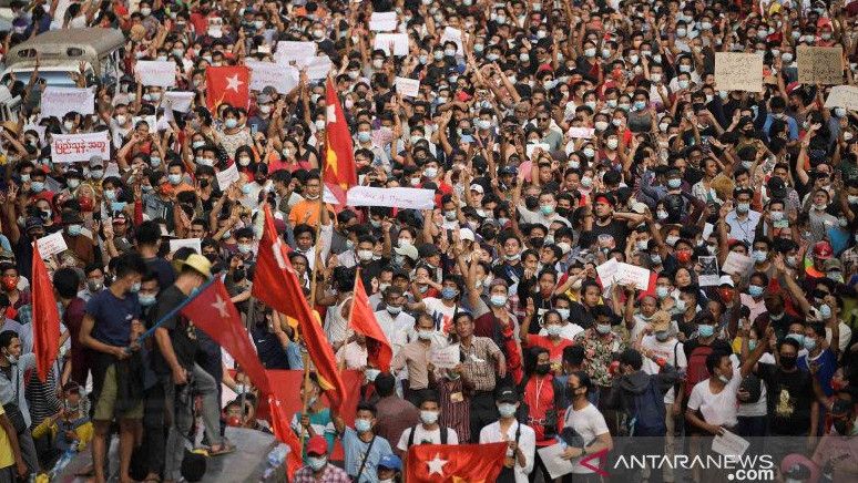 Hari Ketiga Protes Kudeta Myanmar, Ribuan Warga Teriak 'Kami Ingin Demokrasi!'