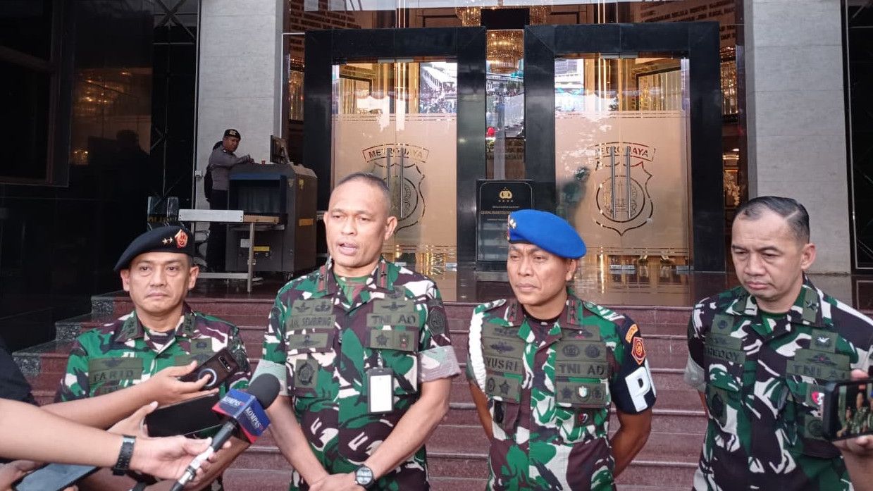 TNI Sambangi Polda Metro Terkait Ferry Irwandi yang Diduga Lakukan Tindak Pidana