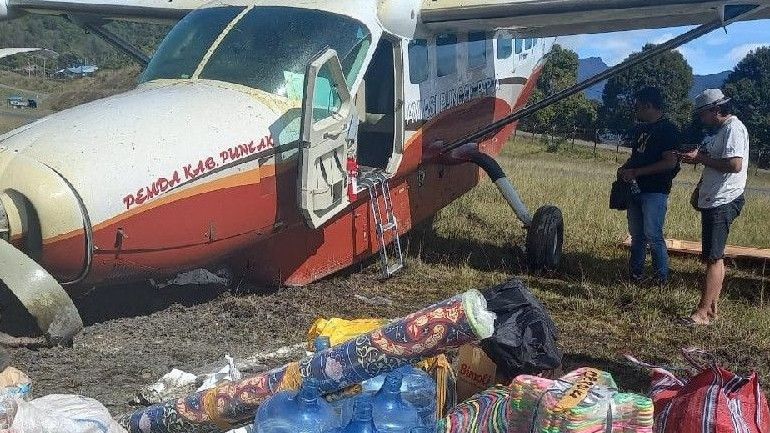 Penampakan Pesawat SAS PK-FSW Tergelincir Di Bandara Bilorai Kabupaten Intan Jaya Karena Ban Pecah