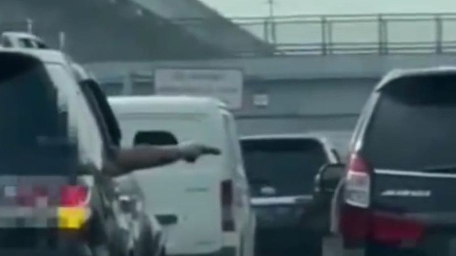 Viral Mobil Plat Dinas Pemerintah Todongkan Pistol ke Pengemudi Lain di Tol Jagorawi