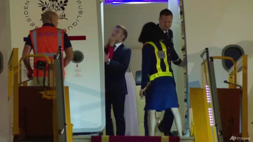 Viral Video Presiden Prancis Didorong Istri di Pesawat, Macron: Bercanda