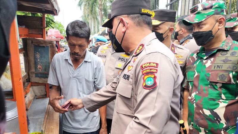 Bukan Menertibkan Pendemo, Kapolda Metro Jaya Malah Traktir Bakso dan Ketoprak Massa Buruh