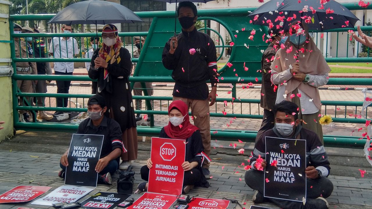 Diusir Anak Buah Bobby, Wartawan Medan Tabur Bunga Depan Balai Kota