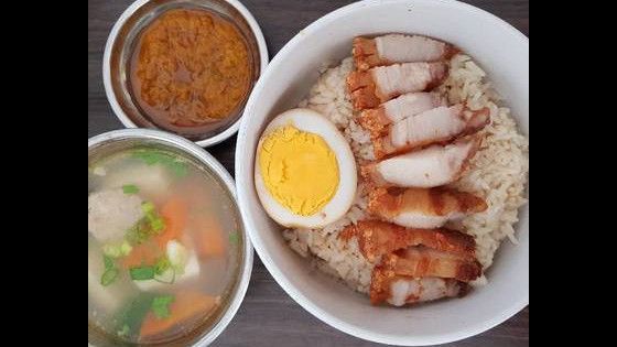 Viral Pria Mengeluh Usai Makan Nasi Campur Babi, Netizen: Bikin Malu Agama