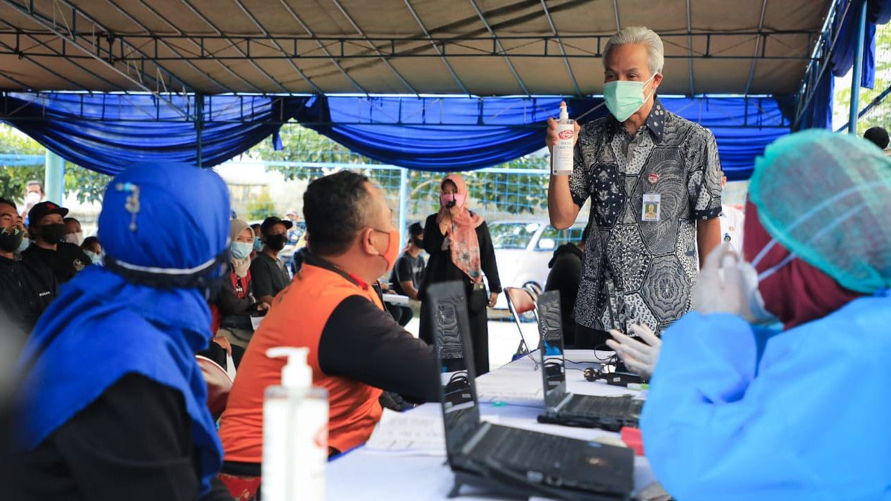 Momen Ganjar Dampingi Buruh Ikut Vaksinasi: Lebih Takut Disuntik Vaksin atau Dimarahi Istri?