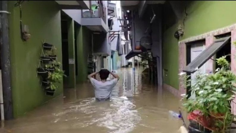 Banjir di Jakarta 1,5 Meter, Abu Janda Sindir Anies:  Air Itu Dimasukkan ke Dalam Tanah, Sisanya Dimasukin ke Rumah Warga