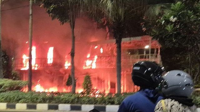 Banyak Pos Polisi Dibakar di Surabaya, Kapolda Jatim Curiga: Jangan Ojol Didiskreditkan