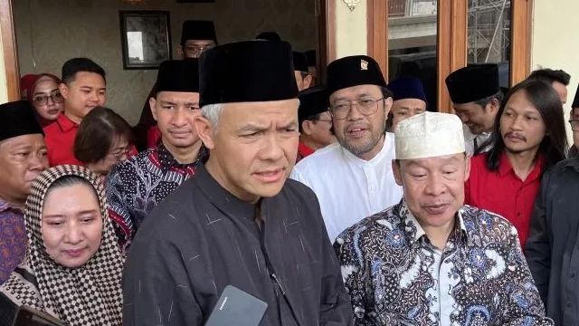 Ganjar Sowan ke KH Adib Pimpinan Ponpes Buntet Cirebon, Disambut Santri hingga Nyai