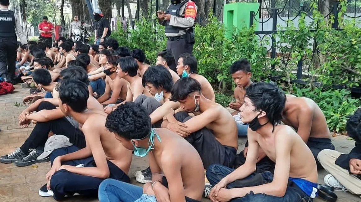 Demo di Balai Kota Jakarta Ricuh: 7 Polisi Terluka dan 93 Orang Ditangkap