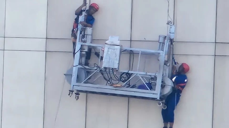 Kabel Putus, Dua Pekerja Gondola Tersangkut di Lantai 6 Gedung UNJ