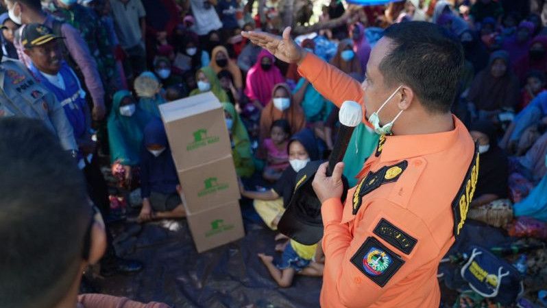 Jalan Jauh, Aksi Plt Gubernur Sulsel Bikin Warga Selayar yang Jadi Korban Gempa Terharu