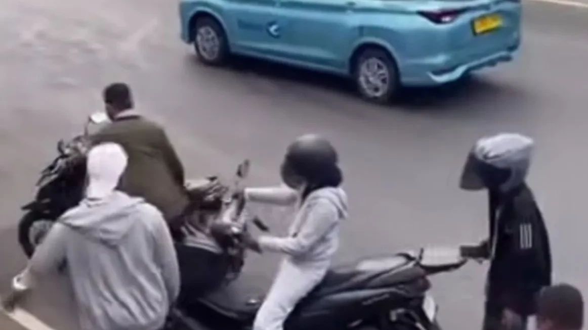 6 Debt Collector di Jakbar Hentikan Pemotor hingga Ngamuk ke Warga, Polisi Turun Tangan