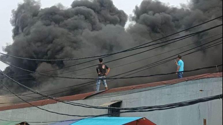 Gudang Wallpaper di Pelabuhan Muara Baru Jakut Kebakaran, 145 Perseonel dan 26 Unit Pemadam Dikerahkan