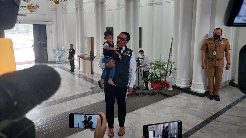 Tiba di Gedung Sate, Ridwan Kamil Gendong Anak dan Sapa Wartawan: Ada Waktunya Saya Bicara...