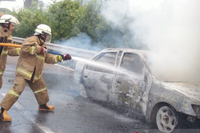 Mobil Sedan Terbakar Depan Kodam Macetkan Tol Cililitan