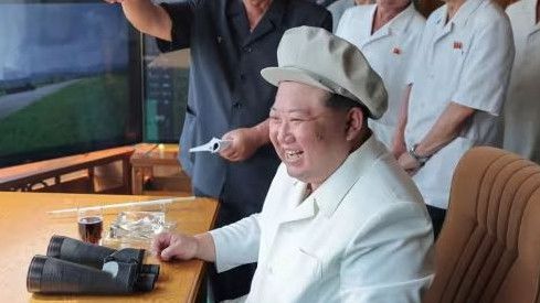 Kim Jong Un Pantau Langsung Uji Coba Pesawat Nirawak Bunuh Diri, Ini Keunggulannya