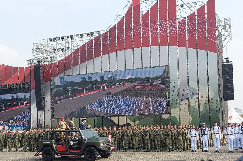 Jokowi Berterima Kasih pada Prabowo Di HUT TNI, Ingatkan Siaga Perang Dagang dan Ekonomi