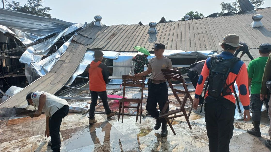 102 Rumah Rusak dan Enam Warga Luka-Luka Akibat Angin Kencang dan Banjir Bandang di Kabupaten Bandung