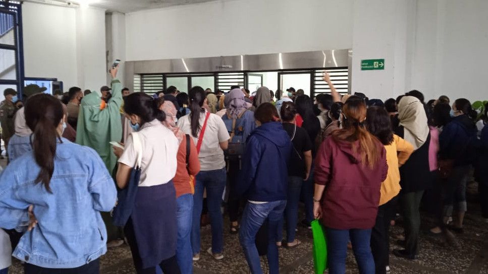 Momen Warga Bandung Padati Vaksinasi Covid-19 Massal di Stadion GBLA