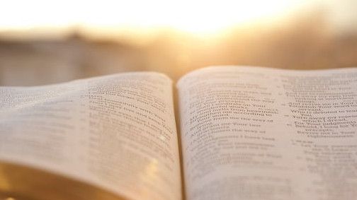 Melihat Perbedaan Perjanjian Lama dan Perjanjian Baru Melalui Alkitab