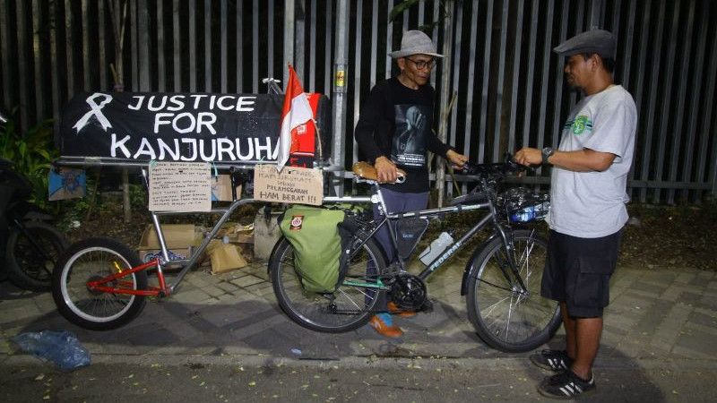 Tuntut Keadilan Tragedi Kanjuruhan, Midun Kayuh Sepeda Berhias Keranda dari Malang Menuju Jakarta