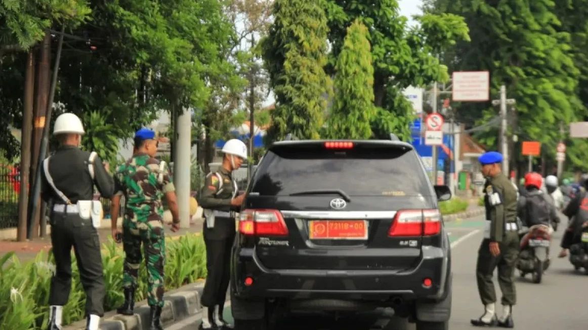 Mobil Berpelat Dinas TNI Melaju di Jalur TransJakarta Koridor 13, Puspom Turun Tangan