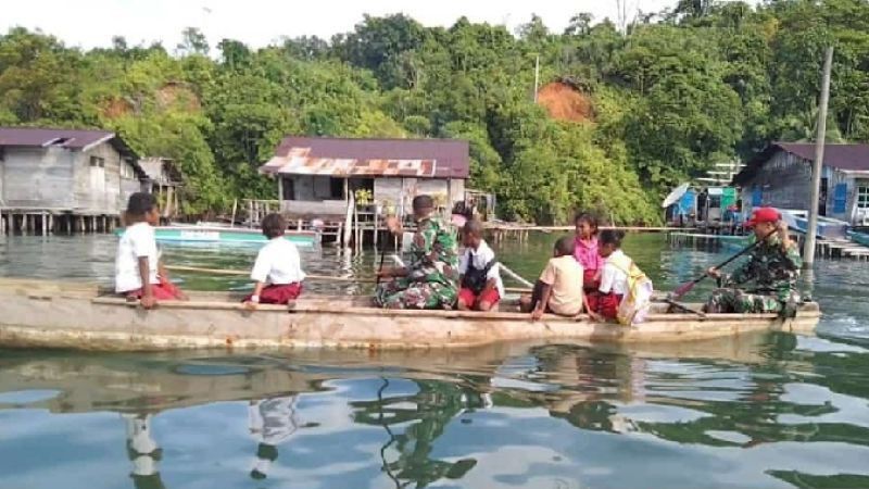 Saat TNI Jadi Tukang Antar-Jemput Anak Sekolah Pakai Perahu di Papua