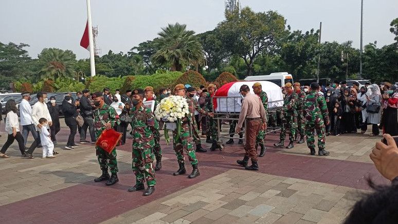 Wamenag Hingga Imam Besar Masjid Istiqlal Hadiri Pemakaman Azyumardi Azra di TMP Kalibata Jakarta