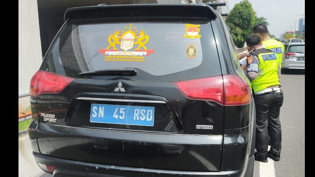 Bikin Heboh! Mobil Pajero Pakai Plat Nomor Kekaisaran Sunda Nusantara Wara-wiri di Tol Dalam Kota, Langsung Diamankan Polisi