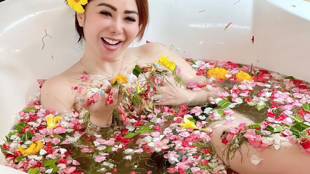 Hot Mom! Pose Seksi Femmy Permatasari Tanpa Busana saat Mandi di Bathtub