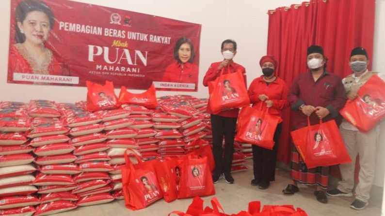 Aksi PDIP Surabaya Bagikan Beras 