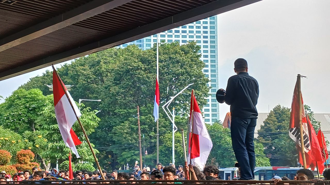 Pintu Belakang Gerbang DPR Jebol, Bendera Merah Putih Berkibar Setengah Tiang