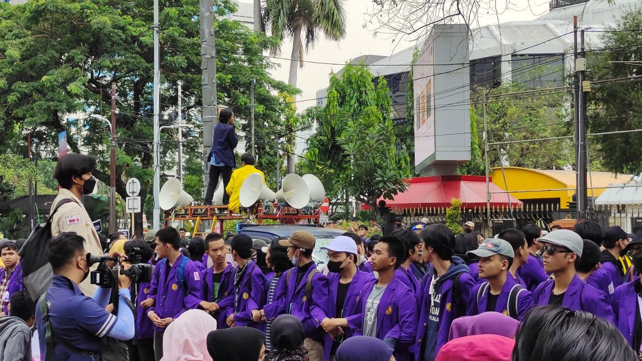 Mahasiswa Demo Tolak Kenaikan Harga BBM di Patung Kuda Jakarta Ricuh, Ada yang Terkena Kawat Berduri