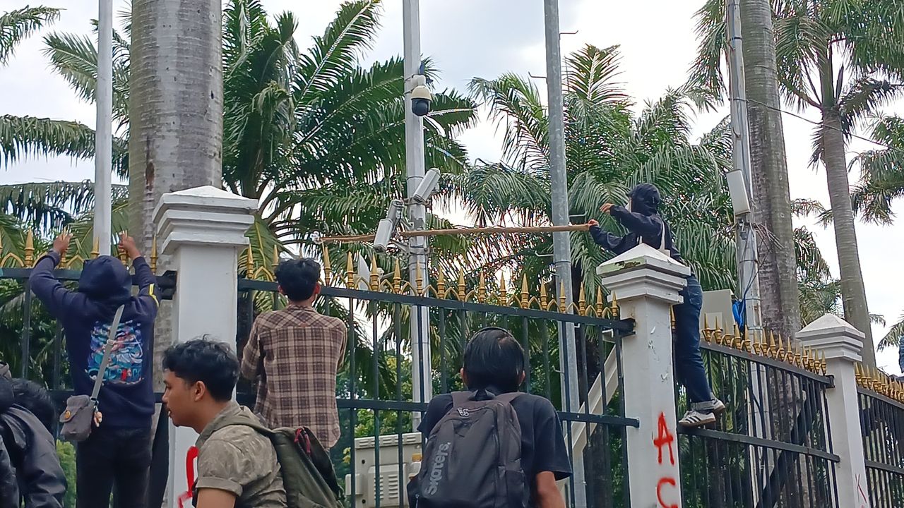 Massa Diduga Anarko di Demo Tolak RUU TNI di Gedung DPR Rusak CCTV hingga Lempar Petasan