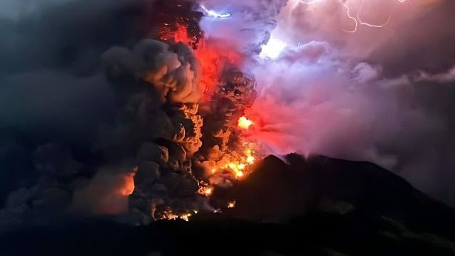Letusan Gunung Ruang Picu Kilatan Petir Vulkanik