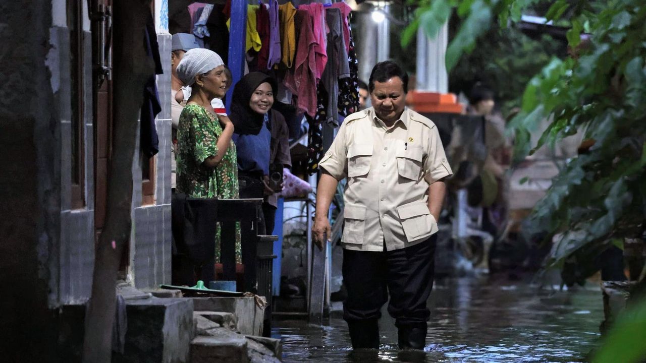 Prabowo Prihatin Ada Anak Sekolah yang Menulis Huruf Kecil-Kecil Biar Hemat Buku