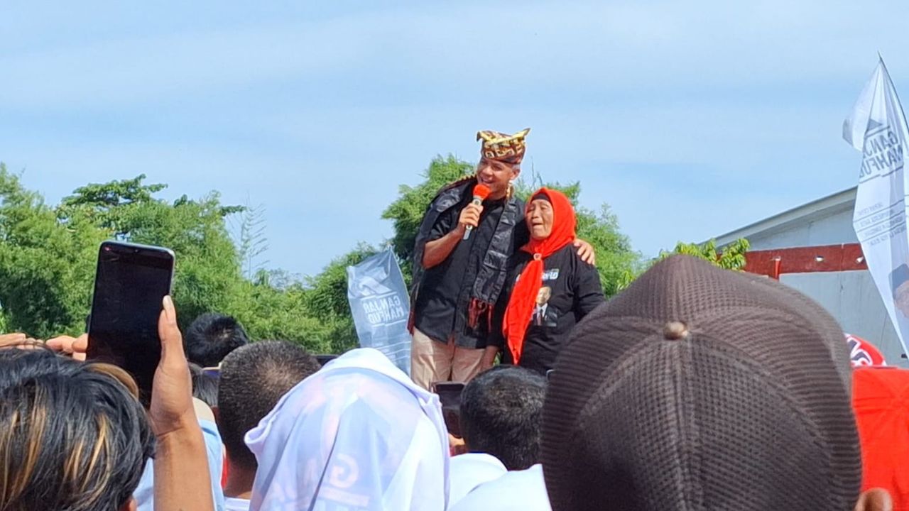 Ganjar Temu Kangen dengan Pengasuhnya Saat Kampanye di Lampung